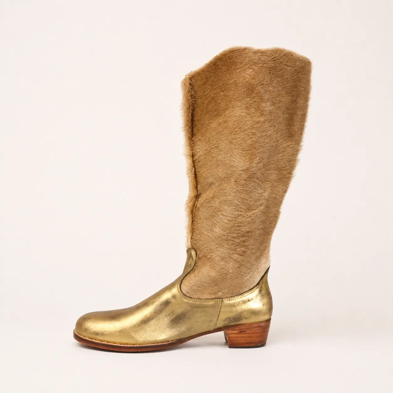 Bota Bucanera de cuero dorado metalizado con caña de pelo natural marrón claro y tacón bajo de madera
