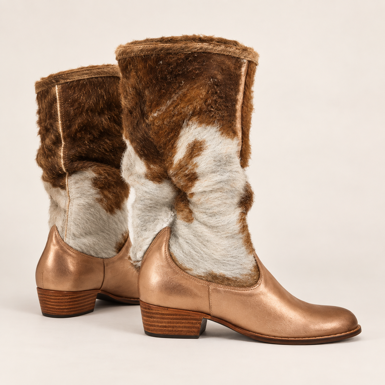 Par de botas Bucanera de cuero cobre metalizado con caña de piel de vaca manchada en blanco y marrón, tacón bajo de madera