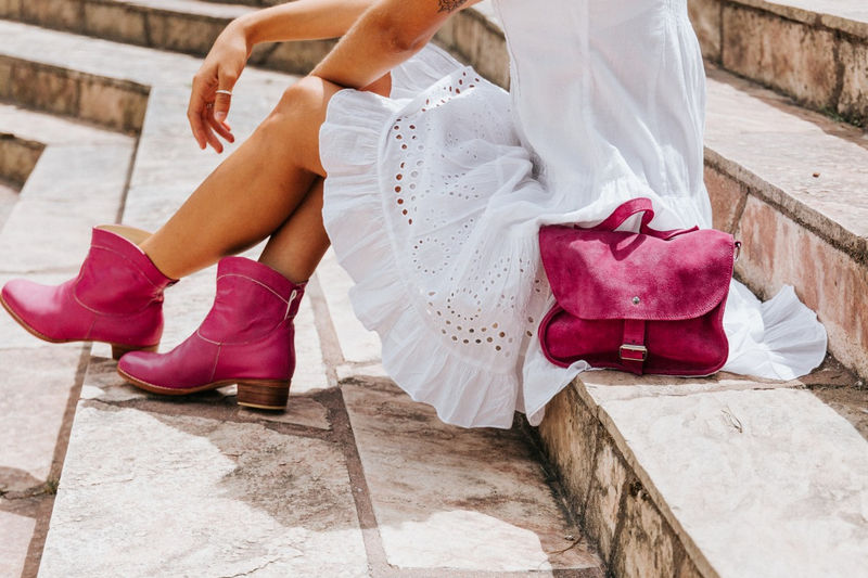Botines de piel fucsia y bolso de piel rosa hechos a mano por Leathersophy